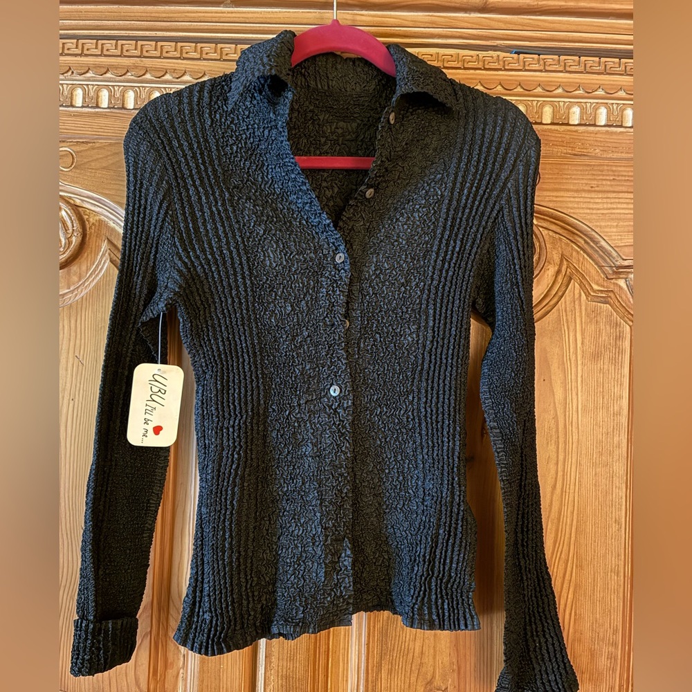 Black crinkle Button-Up Shirt medium
